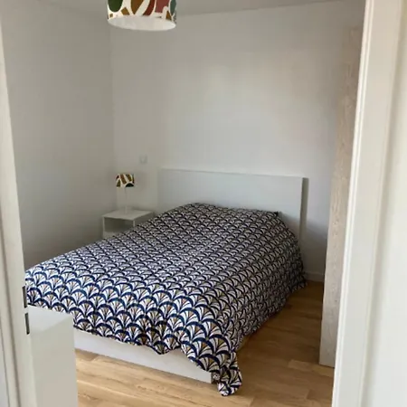 Very And Quiet 42 M In With Parking Appartamento Suresnes